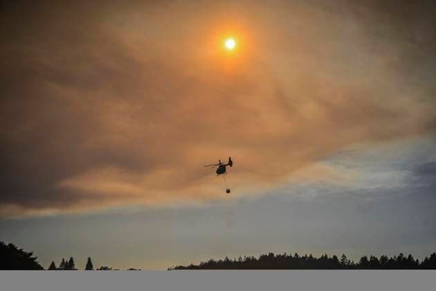Waldbrände im Kreis Düren in der Eifel Hürtgenwald ** NUR FÜR REDAKTIONELLE ZWECKE ** EDITORIAL USE ONLY **<p>Hubschrauber im Dauereinsatz, beladen ihre Wassertanks in Großhau auf einem Feld , im Hintergrund Rauch vom Waldbrand , am Freitag, dem 14 08 2026 Waldbrände im Kreis Düren in der Eifel Hürtgenwald Deutschland NRW Essen Copyright: KerstinxKokoska *** Forest fires in the Düren district in the Eifel region, Hürtgenwald ** FOR EDITORIAL USE ONLY ** ** EDITORIAL USE ONLY ** Helicopters in continuous operation are filling their water tanks in a field in Großhau, with smoke from the forest fire visible in the background, on Friday, August 14, 2026. Forest fires in the Düren district in the Eifel region, Hürtgenwald, Germa Copyright: KerstinxKokoska doc875psq5na7r5h8i4fq2 ,EDITORIAL USE ONLY