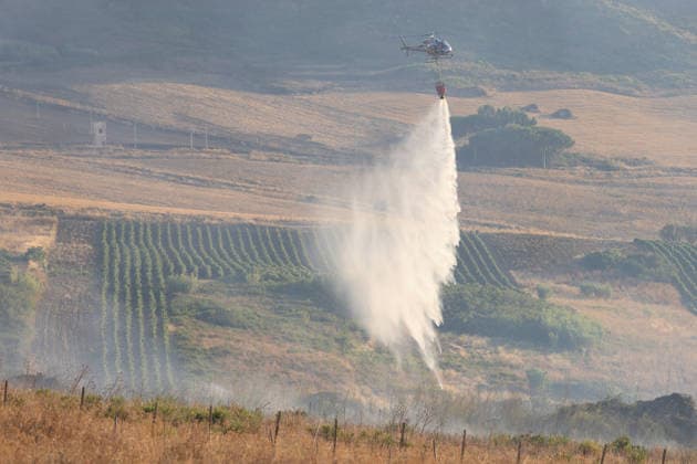 IPA87478236 - In the photo, a massive fire has engulfed the Mirto Partinico area; forest rangers, firefighters, and two helicopters are on the scene.  Copyright: xAlbertoxLoxBiancox xAlbertoxLoxBiancox 87478236