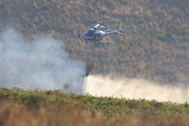 IPA87478249 - In the photo, a massive fire has engulfed the Mirto Partinico area; forest rangers, firefighters, and two helicopters are on the scene.  Copyright: xAlbertoxLoxBiancox xAlbertoxLoxBiancox 87478249