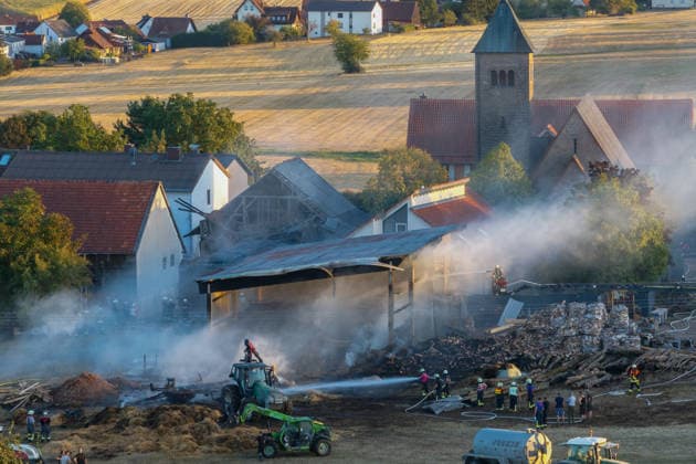 Landwirtschaftliche Halle in Vollbrand Person schwer brandverletzt Rettungshubschrauber im Einsatz THW muss Wände abtragen Am 14.08.2026 brennt eine landwirtschaftliche Halle in Michelstadt Würzberg in Vollbrand, in der Strohballen, ein Hänger und ein Traktor gelagert waren. Die Feuerwehr ist mit einem Großeinsatz vor Ort, eine Person wurde schwer brandverletzt und mit dem Rettungshubschrauber abtransportiert. Die einsturzgefährdete Halle wird vom THW teilweise abgetragen, um an die brennenden Strohballen zu gelangen. Die Löscharbeiten dauern bei großer Hitze an und sollen voraussichtlich die ganze Nacht andauern. Die Integrierte Leitstelle Odenwaldkreis warnte die Bevölkerung über die App Katwarn vor dem Großbrand. Mi