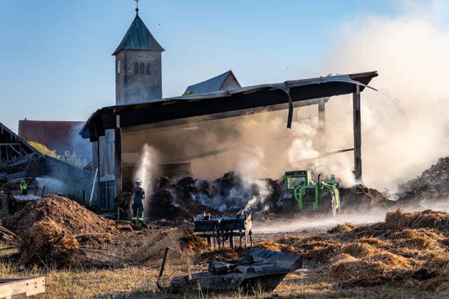 Landwirtschaftliche Halle in Vollbrand Person schwer brandverletzt Rettungshubschrauber im Einsatz THW muss Wände abtragen Am 14.08.2026 brennt eine landwirtschaftliche Halle in Michelstadt Würzberg in Vollbrand, in der Strohballen, ein Hänger und ein Traktor gelagert waren. Die Feuerwehr ist mit einem Großeinsatz vor Ort, eine Person wurde schwer brandverletzt und mit dem Rettungshubschrauber abtransportiert. Die einsturzgefährdete Halle wird vom THW teilweise abgetragen, um an die brennenden Strohballen zu gelangen. Die Löscharbeiten dauern bei großer Hitze an und sollen voraussichtlich die ganze Nacht andauern. Die Integrierte Leitstelle Odenwaldkreis warnte die Bevölkerung über die App Katwarn vor dem Großbrand. Mi