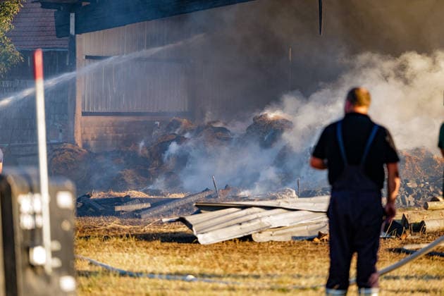 Landwirtschaftliche Halle in Vollbrand Person schwer brandverletzt Rettungshubschrauber im Einsatz THW muss Wände abtragen Am 14.08.2026 brennt eine landwirtschaftliche Halle in Michelstadt Würzberg in Vollbrand, in der Strohballen, ein Hänger und ein Traktor gelagert waren. Die Feuerwehr ist mit einem Großeinsatz vor Ort, eine Person wurde schwer brandverletzt und mit dem Rettungshubschrauber abtransportiert. Die einsturzgefährdete Halle wird vom THW teilweise abgetragen, um an die brennenden Strohballen zu gelangen. Die Löscharbeiten dauern bei großer Hitze an und sollen voraussichtlich die ganze Nacht andauern. Die Integrierte Leitstelle Odenwaldkreis warnte die Bevölkerung über die App Katwarn vor dem Großbrand. Mi