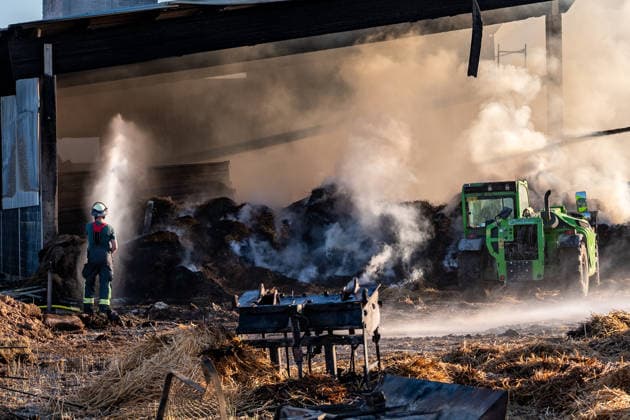 Landwirtschaftliche Halle in Vollbrand Person schwer brandverletzt Rettungshubschrauber im Einsatz THW muss Wände abtragen Am 14.08.2026 brennt eine landwirtschaftliche Halle in Michelstadt Würzberg in Vollbrand, in der Strohballen, ein Hänger und ein Traktor gelagert waren. Die Feuerwehr ist mit einem Großeinsatz vor Ort, eine Person wurde schwer brandverletzt und mit dem Rettungshubschrauber abtransportiert. Die einsturzgefährdete Halle wird vom THW teilweise abgetragen, um an die brennenden Strohballen zu gelangen. Die Löscharbeiten dauern bei großer Hitze an und sollen voraussichtlich die ganze Nacht andauern. Die Integrierte Leitstelle Odenwaldkreis warnte die Bevölkerung über die App Katwarn vor dem Großbrand. Mi