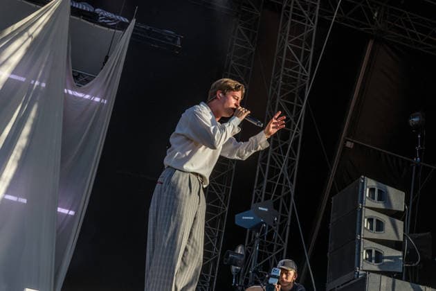 Die Indie Pop Band giant rooks (Gesang, Gitarre, Percussion Frederik Rabe Gitarre Finn Schwieters Schlagzeug Finn Thomas Synthesizer, Piano Jonathan Wischniowski E-Bass Luca Göttner) auf dem Highfield 2026. Highfield 2026 tag 1 - Giant Rooks *** The indie pop band Giant Rooks: Vocals, guitar, percussion: Frederik Rabe; guitar: Finn Schwieters; drums: Finn Thomas; synthesizer, piano: Jonathan Wischniowski; electric bass: Luca Göttner at Highfield 2026. Highfield 2026, Day 1: Giant Rooks