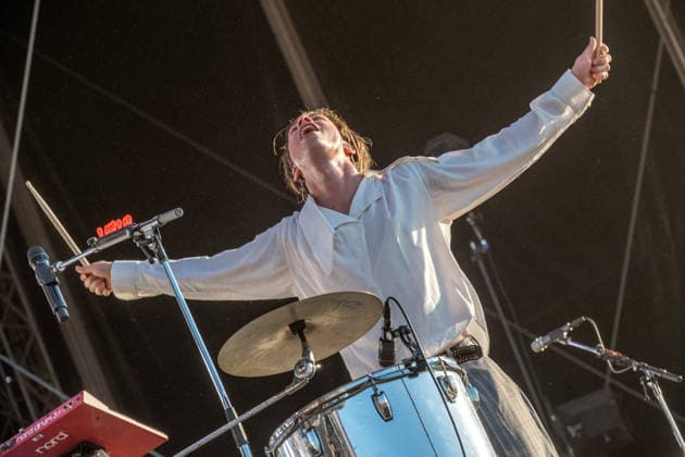 Die Indie Pop Band giant rooks (Gesang, Gitarre, Percussion Frederik Rabe Gitarre Finn Schwieters Schlagzeug Finn Thomas Synthesizer, Piano Jonathan Wischniowski E-Bass Luca Göttner) auf dem Highfield 2026. Highfield 2026 tag 1 - Giant Rooks *** The indie pop band Giant Rooks: Vocals, guitar, percussion: Frederik Rabe; guitar: Finn Schwieters; drums: Finn Thomas; synthesizer, piano: Jonathan Wischniowski; electric bass: Luca Göttner at Highfield 2026. Highfield 2026, Day 1: Giant Rooks