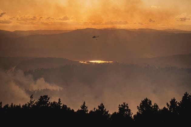 An active wildfire has burned 20 hectares in Lousame, A Coruna. A helicopter is assisting with firefighting efforts on August 14, 2026, in Lousame, A Coruna, Galicia, Spain. The Regional Ministry of Rural Affairs has reported an active wildfire that has already burned approximately 20 hectares in the municipality of Lousame, in A Coruna. Specifically, according to the regional government, the fire broke out around 5:30 p.m. in the parish of Lesende and, according to preliminary estimates, it has affected about 20 hectares. To extinguish the fire, two technicians, nine firefighters, 13 firefighting crews, eight motorized pumps, three backhoes, nine helicopters, and four airplanes—including resources from the BRIF in Laza. AUGUST 14, 2026 FI  Copyright: xAgostimex 7714673