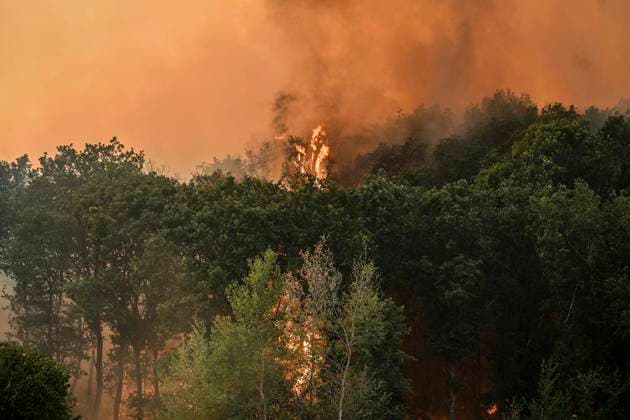 Waldbrände im Kreis Düren in der Eifel Hürtgenwald ** NUR FÜR REDAKTIONELLE ZWECKE ** EDITORIAL USE ONLY **<p>Es brennt weiter, auch am Abend, im Wald vor dem Dorf Großhau. Bagger graben Brandschneisen, die Feuerwehr und Hubschrauber sind im Einsatz am Freitag, dem 14 08 2026. Rauchschwaden verdunkeln den Himmel, die Sonne glüht knallrot. Waldbrände im Kreis Düren in der Eifel Hürtgenwald Deutschland NRW Essen Copyright: KerstinxKokoska *** Forest Fires in the Düren District in the Eifel Region, Hürtgenwald ** FOR EDITORIAL USE ONLY ** EDITORIAL USE ONLY ** p The fire continues to burn, even in the evening, in the forest outside the village of Großhau. Excavators are digging firebreaks, and firefighters and helicopters ar Copyright: KerstinxKokoska doc875s24c7j9ihawkgfo4 ,EDITORIAL USE ONLY