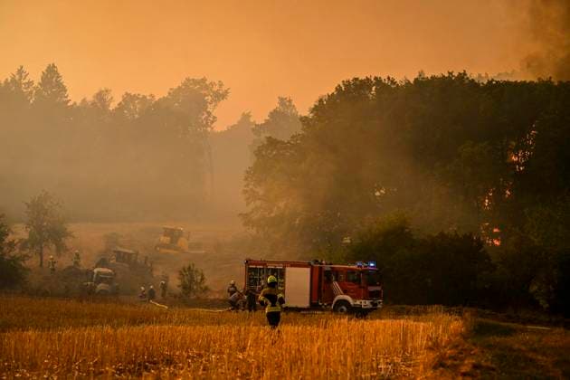 Waldbrände im Kreis Düren in der Eifel Hürtgenwald ** NUR FÜR REDAKTIONELLE ZWECKE ** EDITORIAL USE ONLY **<p>Es brennt weiter, auch am Abend, im Wald vor dem Dorf Großhau. Bagger graben Brandschneisen, die Feuerwehr und Hubschrauber sind im Einsatz am Freitag, dem 14 08 2026. Rauchschwaden verdunkeln den Himmel, die Sonne glüht knallrot. Waldbrände im Kreis Düren in der Eifel Hürtgenwald Deutschland NRW Essen Copyright: KerstinxKokoska *** Forest Fires in the Düren District in the Eifel Region, Hürtgenwald ** FOR EDITORIAL USE ONLY ** EDITORIAL USE ONLY ** p The fire continues to burn, even in the evening, in the forest outside the village of Großhau. Excavators are digging firebreaks; firefighters and helicopters are on Copyright: KerstinxKokoska doc875s16np2tt11svz6fvg ,EDITORIAL USE ONLY