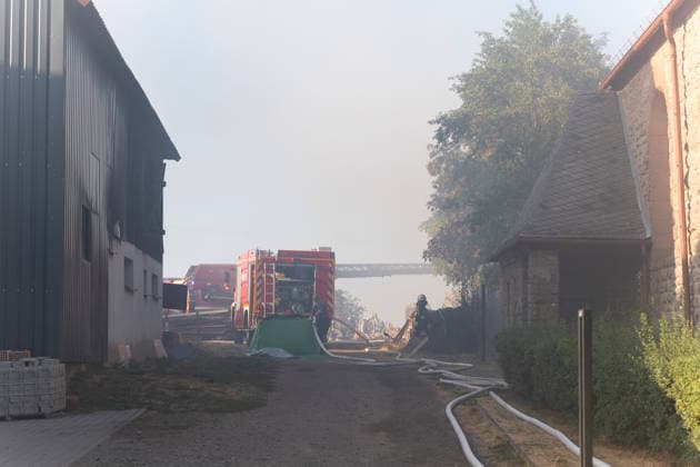 Vollbrand einer Lagerhalle 59-Jähriger bei Löschversuchen schwer verletzt Rettungshubschrauber im Einsatz Am 14.08.2026 brannte eine landwirtschaftliche Lagerhalle in der Hauptstraße im Michelstädter Ortsteil Würzberg im Odenwaldkreis vollständig aus. Feuerwehren aus dem gesamten Kreis waren mit rund 200 Einsatzkräften im Einsatz, um den Brand zu bekämpfen und ein Übergreifen auf umliegende Gebäude zu verhindern. Ein 59-jähriger Mann wurde nach Angaben der Polizei bei Löschversuchen schwer verletzt und mit dem Rettungshubschrauber in ein Krankenhaus gebracht. Michelstadt Würzberg Hessen Deutschland *** Warehouse Completely Destroyed by Fire; 59-Year-Old Man Seriously Injured While Trying to Extinguish the Blaze; Rescue
