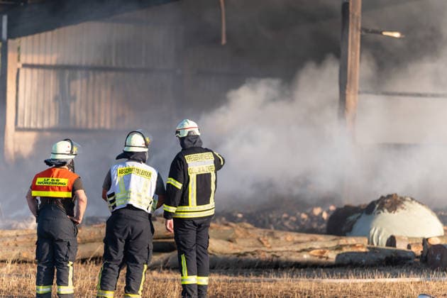 Vollbrand einer Lagerhalle 59-Jähriger bei Löschversuchen schwer verletzt Rettungshubschrauber im Einsatz Am 14.08.2026 brannte eine landwirtschaftliche Lagerhalle in der Hauptstraße im Michelstädter Ortsteil Würzberg im Odenwaldkreis vollständig aus. Feuerwehren aus dem gesamten Kreis waren mit rund 200 Einsatzkräften im Einsatz, um den Brand zu bekämpfen und ein Übergreifen auf umliegende Gebäude zu verhindern. Ein 59-jähriger Mann wurde nach Angaben der Polizei bei Löschversuchen schwer verletzt und mit dem Rettungshubschrauber in ein Krankenhaus gebracht. Michelstadt Würzberg Hessen Deutschland *** Warehouse Completely Destroyed by Fire; 59-Year-Old Man Seriously Injured While Trying to Extinguish the Blaze; Rescue
