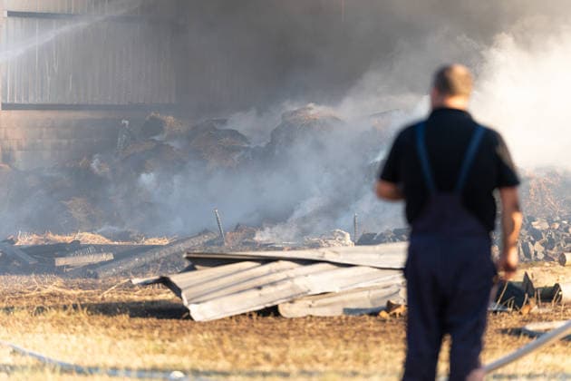 Vollbrand einer Lagerhalle 59-Jähriger bei Löschversuchen schwer verletzt Rettungshubschrauber im Einsatz Am 14.08.2026 brannte eine landwirtschaftliche Lagerhalle in der Hauptstraße im Michelstädter Ortsteil Würzberg im Odenwaldkreis vollständig aus. Feuerwehren aus dem gesamten Kreis waren mit rund 200 Einsatzkräften im Einsatz, um den Brand zu bekämpfen und ein Übergreifen auf umliegende Gebäude zu verhindern. Ein 59-jähriger Mann wurde nach Angaben der Polizei bei Löschversuchen schwer verletzt und mit dem Rettungshubschrauber in ein Krankenhaus gebracht. Michelstadt Würzberg Hessen Deutschland *** Warehouse Completely Destroyed by Fire; 59-Year-Old Man Seriously Injured While Trying to Extinguish the Blaze; Rescue