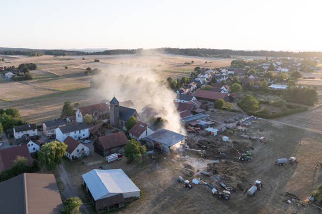 Vollbrand einer Lagerhalle 59-Jähriger bei Löschversuchen schwer verletzt Rettungshubschrauber im Einsatz Am 14.08.2026 brannte eine landwirtschaftliche Lagerhalle in der Hauptstraße im Michelstädter Ortsteil Würzberg im Odenwaldkreis vollständig aus. Feuerwehren aus dem gesamten Kreis waren mit rund 200 Einsatzkräften im Einsatz, um den Brand zu bekämpfen und ein Übergreifen auf umliegende Gebäude zu verhindern. Ein 59-jähriger Mann wurde nach Angaben der Polizei bei Löschversuchen schwer verletzt und mit dem Rettungshubschrauber in ein Krankenhaus gebracht. Michelstadt Würzberg Hessen Deutschland *** Warehouse Completely Destroyed by Fire; 59-Year-Old Man Seriously Injured While Trying to Extinguish the Blaze; Rescue