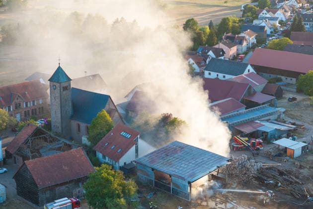 Vollbrand einer Lagerhalle 59-Jähriger bei Löschversuchen schwer verletzt Rettungshubschrauber im Einsatz Am 14.08.2026 brannte eine landwirtschaftliche Lagerhalle in der Hauptstraße im Michelstädter Ortsteil Würzberg im Odenwaldkreis vollständig aus. Feuerwehren aus dem gesamten Kreis waren mit rund 200 Einsatzkräften im Einsatz, um den Brand zu bekämpfen und ein Übergreifen auf umliegende Gebäude zu verhindern. Ein 59-jähriger Mann wurde nach Angaben der Polizei bei Löschversuchen schwer verletzt und mit dem Rettungshubschrauber in ein Krankenhaus gebracht. Michelstadt Würzberg Hessen Deutschland *** Warehouse Completely Destroyed by Fire; 59-Year-Old Man Seriously Injured While Trying to Extinguish the Blaze; Rescue
