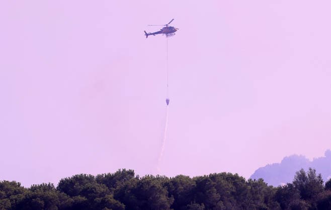 Forest Fire In The Upper Part Of Barcelona Firefighters deployed 10 fire engines and four helicopters and brought the fire under control after four hours of work in Barcelona, Spain, on August 14, 2026. More than 500 wildfires have been recorded in Catalonia this summer. One of the latest broke out in the Collserola mountain range, near a telecommunications tower overlooking Barcelona. The blaze burned 10 hectares and threatened populated areas, prompting authorities to order residents in Barcelona s upper neighborhoods to remain indoors Barcelona Barcelona Spain  Copyright: xUrbanandsportx originalFilename: urbanandsport-forestfi260814_nppe2.jpg