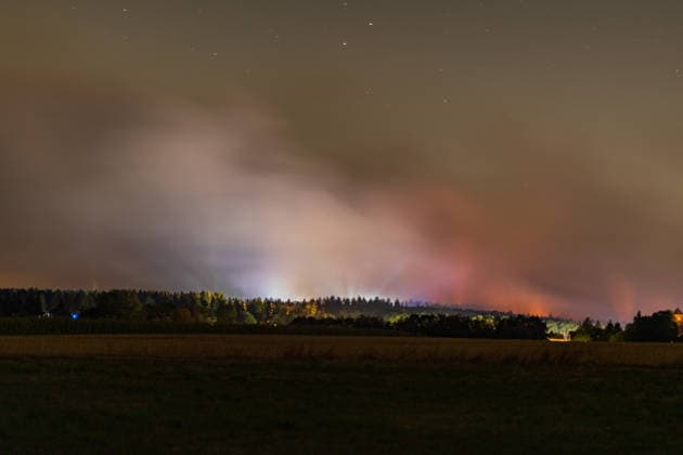 Nächtliche Löscharbeiten am Waldbrand im Hürtgenwald bei Kleinhau Nachtaufnahme aus Kleinhau (Gemeinde Hürtgenwald, Kreis Düren): Die Löscharbeiten am Großbrand im Hürtgenwald laufen auch in der Nacht auf Hochtouren rund 500 Einsatzkräfte lösen sich im 12-Stunden-Rhythmus ab. Eine Mischung aus Flammenschein, Scheinwerferlicht und Blaulicht taucht den aufsteigenden Brandrauch in ein dramatisches Licht. Hürtgenwald Kleinhau Nordrhein-Westfalen Deutschland *** Nighttime firefighting efforts at the forest fire in the Hürtgenwald near Kleinhau; nighttime photo taken from Kleinhau, municipality of Hürtgenwald, Düren District: Firefighting efforts at the major wildfire in the Hürtgenwald are continuing at full speed through the nigh Copyright: xMarcxJohnx