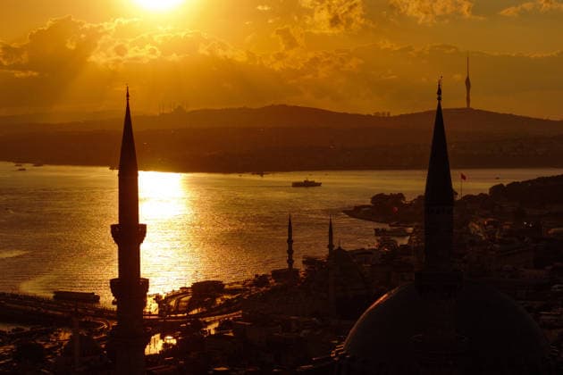 News Bilder des Tages Sunrise in Istanbul ISTANBUL, TURKIYE - AUGUST 15: Sunrise creates a scenic view with the Historic Peninsula and Bosphorus Strait in Istanbul, Turkiye, on August 15, 2026. Hakan Akgun Anadolu Istanbul Turkey. Editorial use only. Please get in touch for any other usage.  Copyright: x2026xAnadoluxHakanxAkgunx
