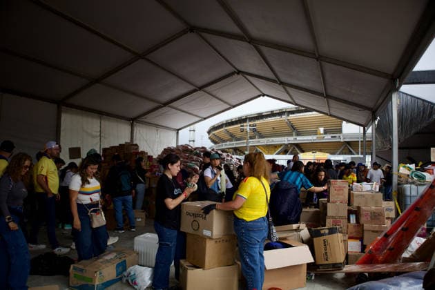 Colombia Earthquake - Donations People in Bogota, Colombia gather to collect and categorize donations for the victims of the 7,4 earthquake that struck Colombia on August 10 outside El Campin Stadium on August 14, 2026. Bogota Bogota D.C Colombia Copyright: xIsabellaxBobadillax