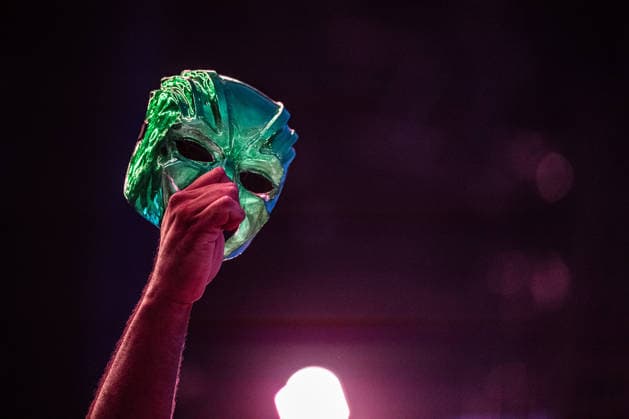 Rostock Deutschland 14. August 2026: Marteria - Zum Glück in die Zukunft Tour 2026 - Rostock Im Bild: Die Maske von Marsimoto wird in die Luft gehalten *** Rostock, Germany, August 14, 2026 Marteria Zum Glück in die Zukunft Tour 2026 Rostock In the photo: Marsimoto’s mask is held aloft Copyright: xFotostandx xVoelkerx