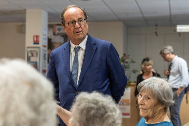 Exclusive - François Hollande meets with local officials - Saint-Medard-en-Jalles Exclusive - Former French President François Hollande visits the Simone de Beauvoir nursing home (EHPAD) which was evacuated as a precaution during the Gironde wildfires. Residents were temporarily relocated to different facilities across the department before returning to the nursing home in Saint-Medard-en-Jalles, France, on August 14, 2026. Photo by Margot Le Gonidec ABACAPRESS.COM Saint-Medard-en-Jalles France  Copyright: xLexGonidecxMargot ABACAx
