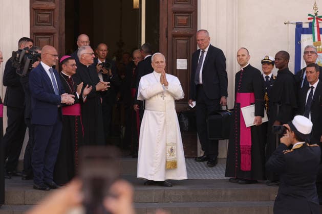 IPA87492657 - Vatican City - Italy, August 15, 2026: The Pope™s arrival in the square and his greeting to the faithful. Pope Leo XIV presides over Mass for the Solemnity of the Assumption at the Pontifical Parish of St. Thomas of Villanova, in the town of Castelli Romani.  Copyright: xmarcoxiacobuccix xmarcoxiacobuccix 87492657