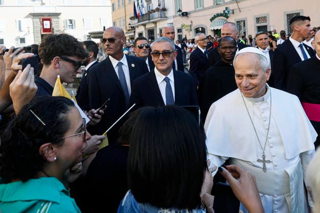 August 15, 2026, Castel Gandolfo, ITALY: Pope Leo XIV arrives to lead the Holy Mass for the Solemnity of the Assumption of the Blessed Virgin Mary, in the Parrocchia Pontificia di San Tommaso da Villanova (Papal Parish of St. Thomas of Villanova) in the summer papal estate in Castel Gandolfo, near Rome, Italy, 15 August 2026. ANSA ANGELO CARCONI Castel Gandolfo ITALY  - ZUMAa110 20260815_zaf_a110_008 Copyright: xAngeloxCarconix