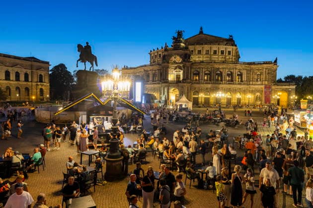 Dresdner Stadtfest. Das Stadtfest Dresden zieht jährlich zehntausende Besucher an. Theaterplatz Dresden Sachsen Deutschland *** Dresden City Festival The Dresden City Festival attracts tens of thousands of visitors every year Theaterplatz, Dresden, Saxony, Germany