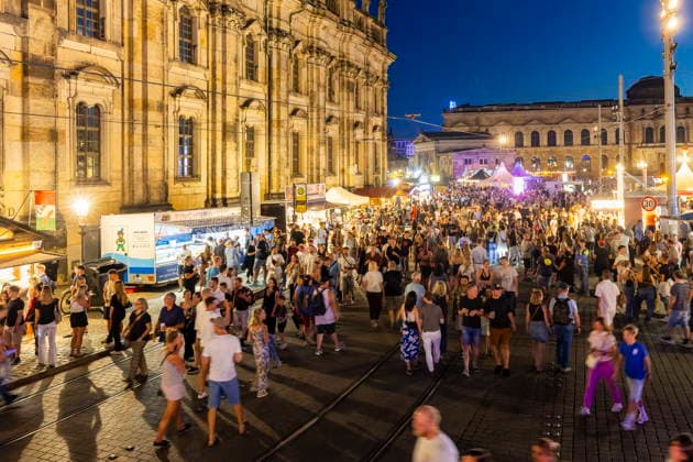 Dresdner Stadtfest. Das Stadtfest Dresden zieht jährlich zehntausende Besucher an. Schloßplatz Dresden Sachsen Deutschland *** Dresden City Festival The Dresden City Festival attracts tens of thousands of visitors every year Schloßplatz, Dresden, Saxony, Germany