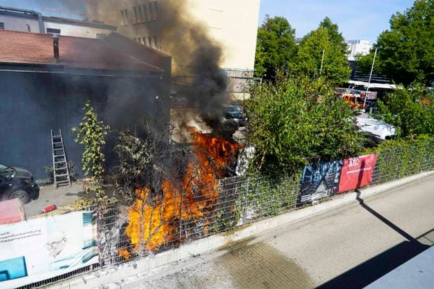 CNTV FEUER- Feuer auf dem Gelaende einer Autowerkstatt , Flammen schlagen meterhoch 14.AUGUST 2026 Hamburg Hammerbrook Alte Autoteile und Reifen waren in brand geraten Hamburg Deutschland *** CNTV FIRE Fire at a car repair shop; flames are shooting meters high August 14, 2026, Hamburg, Hammerbrook Old car parts and tires had caught fire Hamburg, Germany