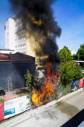 CNTV FEUER- Feuer auf dem Gelaende einer Autowerkstatt , Flammen schlagen meterhoch 14.AUGUST 2026 Hamburg Hammerbrook Alte Autoteile und Reifen waren in brand geraten Hamburg Deutschland *** CNTV FIRE Fire at a car repair shop; flames are shooting meters high August 14, 2026, Hamburg, Hammerbrook Old car parts and tires had caught fire Hamburg, Germany