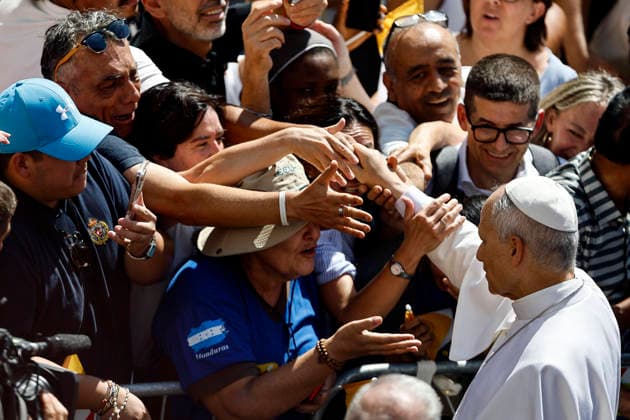 August 15, 2026, Castel Gandolfo, ITALY: Pope Leo XIV greets the faithful as he leaves after the Holy Mass for the Solemnity of the Assumption of the Blessed Virgin Mary in the Parrocchia Pontificia di San Tommaso da Villanova (Pontifical Parish of St. Thomas of Villanova) in the pontifical summer estate of Castel Gandolfo, near Rome, Italy, 15 August 2026. ANSA ANGELO CARCONI. Castel Gandolfo ITALY  - ZUMAa110 20260815_zaf_a110_010 Copyright: xAngeloxCarconix