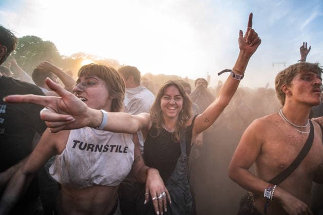 Turnstile live at Syd For Solen 2026 Copenhagen, Denmark. 14th, August 2026. Concert goers seen in a dusty mosh pit at a live concert with the American hardcore punk band Turnstile during the Danish music festival Syd For Solen 2026 in Copenhagen. Denmark, Copenhagen  Copyright: xGonzalesxPhoto RolfxMeldgaardx