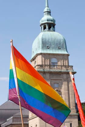 CSD Darmstadt 2026 15.08.2026 Herzstück zum Christopher Street Day 2026 in Darmstadt ist die Demonstration veranstaltet von Vielbunt e. V. unter dem Motto ZEIG DICH FÜR UNS ALLE durch die Innenstadt für die Vielfalt von sexueller und geschlechtlicher Identität hier Regenbogenfahne vor dem Hessischen Landesmuseum Darmstadt Hessen Deutschland *** CSD Darmstadt 2026 August 15, 2026 The centerpiece of Christopher Street Day 2026 in Darmstadt is the march organized by Vielbunt e.V. under the slogan SHOW YOURSELF FOR ALL OF US, which will wind through the city center in support of sexual and gender diversity— here, a rainbow flag in front of the Hessian State Museum in Darmstadt, Hesse, Germany