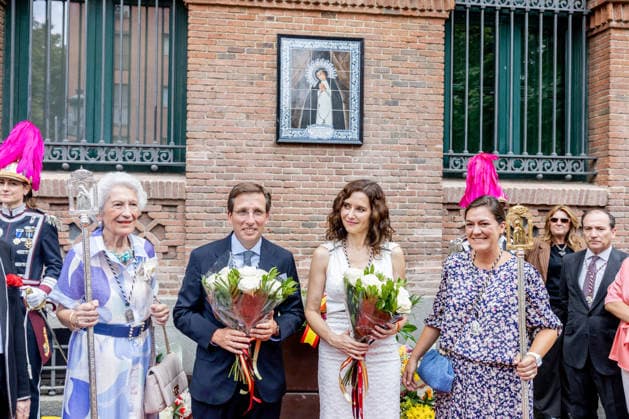 Events in honor of the Virgin of La Paloma in Madrid: Isabel Díaz Ayuso (2nd from left), president of the Community of Madrid, and José Luis Martínez Almeida (2nd from right), mayor of Madrid, during the floral offering at the Church of the Virgin of La Paloma on August 15, 2026, in Madrid, Spain. The Fiestas de la Paloma, or Verbena de la Paloma, is a summer celebration in honor of the Virgin of La Paloma, originally held in the historic Calatrava neighborhood, near Calle de Toledo and Plaza de la Cebada, in the central district of Madrid. The Virgin of La Paloma is considered the popular patron saint of the capital. AUGUST 15, 2026 PALOMA VIRGIN OF LA PALOMA MASS OFFERING Madrid Madrid, Spain  Copyright: xRicardoxRubiox 7715270