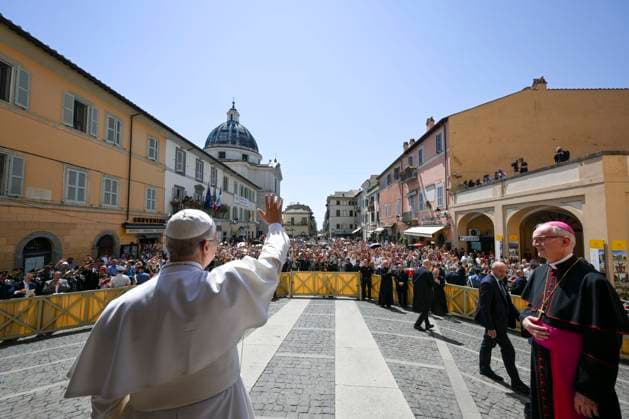 ITALY - POPE LEO XIV LEADS THE ANGELUS PRAYER FROM THE ENTRANCE OF THE PALACE APOSTOLIC AT THE SUMMER PAPAL RESIDENCE IN CASTEL GANDOLFO - 2026 8 15 Italy, Castel Gandolfo , Vatican, 2026 8 15 Pope Leo XIV leads the Angelus prayer from the entrance of the Palazzo Apostolico (Apostolic Palace) in Piazza della Liberta (Liberty Square) at the summer papal estate in Castel Gandolfo, southeast of Rome EDITORIAL USE ONLY - NO BOOKS Copyright: xVATICANxMEDIAx