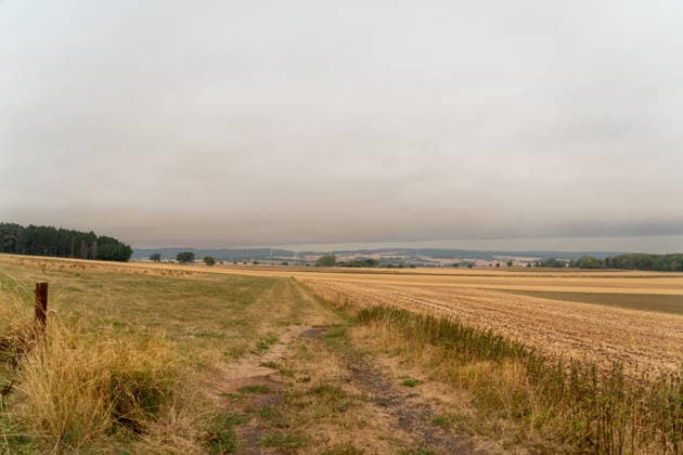 Waldbrand in NRW 15.08.2026: Waldbrand in Süd NRW, Kreis Euskirchen, Kall, NRW, Deutschland Bild: Dichte Rauchschwaden über dem Kreis Euskirchen heranziehen von dem Waldbrand in Hürtgenwald aber auch von dem Waldbrand im Hohen Venn Belgien Kall NRW Deutschland *** Forest Fire in North Rhine-Westphalia, August 15, 2026 Forest fire in southern North Rhine-Westphalia, Euskirchen District, Kall, North Rhine-Westphalia, Germany Photo: Thick plumes of smoke rolling in over the Euskirchen District from the forest fire in Hürtgenwald as well as from the forest fire in the High Fens, Belgium; Kall, North Rhine-Westphalia, Germany