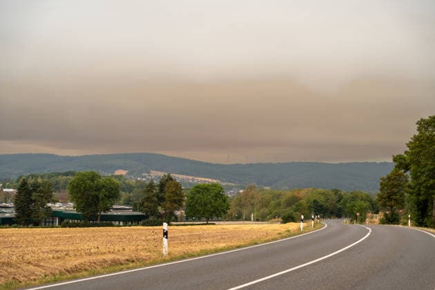 Waldbrand in NRW 15.08.2026: Waldbrand in Süd NRW, Kreis Euskirchen, Kall, NRW, Deutschland Bild: Dichte Rauchschwaden über dem Kreis Euskirchen heranziehen von dem Waldbrand in Hürtgenwald aber auch von dem Waldbrand im Hohen Venn Belgien Kall NRW Deutschland *** Forest Fire in North Rhine-Westphalia, August 15, 2026 Forest fire in southern North Rhine-Westphalia, Euskirchen District, Kall, North Rhine-Westphalia, Germany Photo: Thick plumes of smoke rolling in over the Euskirchen District from the forest fire in Hürtgenwald as well as from the forest fire in the High Fens, Belgium; Kall, North Rhine-Westphalia, Germany