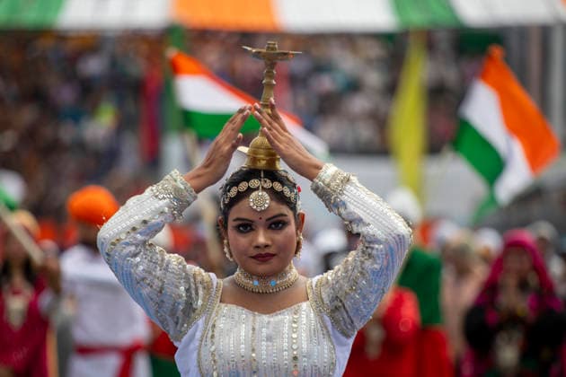 India Celebrates 80th Independence Day In Kashmir, India - 15 Aug 2026 Girls dance before bureaucrats and ministers during a ceremony marking India’s 80th Independence Day at Bakshi Stadium in Srinagar, the summer capital of Jammu and Kashmir. The ceremony included the unfurling of the national flag, a ceremonial parade and cultural performances. Srinagar India Copyright: xFaisalxBashirx xSOPAxImagesx 3IDAYKASHMIR2026