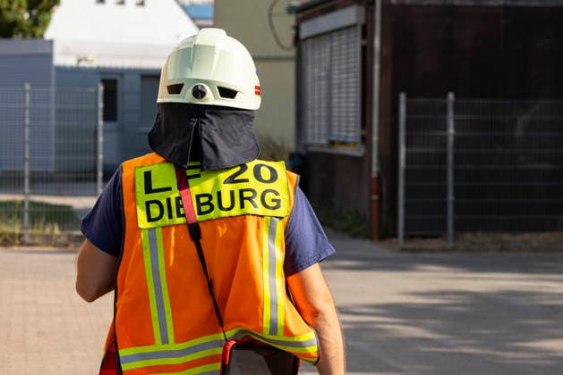 Großübung der Feuerwehr an der Marienschule in Dieburg Großübung der Feuerwehr unter realistischen Einsatzbedingungen an der Marienschule in Dieburg am 15. August 2026, simulierter Brand in der Grundschule in der Marienstraße, Alarmierung und Anfahrt der Einsatzkräfte unter Einsatzbedingungen, rund 50 beteiligte Einsatzkräfte nach Beobachtung vor Ort, mehrere Feuerwehr- und Einsatzfahrzeuge sowie eine Drehleiter im Einsatz, simulierte Menschenrettung aus dem Schulgebäude, Mitglieder der Jugendfeuerwehr als vermeintlich verletzte beziehungsweise zu rettende Personen, Rettung und Versorgung der simulierten Brandopfer, zwei Rettungswagen im Rahmen der Einsatzübung vor Ort, Zusammenarbeit von Feuerwehr und Rettungsdienst, Übung von Br