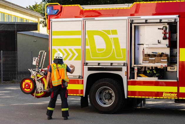 Großübung der Feuerwehr an der Marienschule in Dieburg Großübung der Feuerwehr unter realistischen Einsatzbedingungen an der Marienschule in Dieburg am 15. August 2026, simulierter Brand in der Grundschule in der Marienstraße, Alarmierung und Anfahrt der Einsatzkräfte unter Einsatzbedingungen, rund 50 beteiligte Einsatzkräfte nach Beobachtung vor Ort, mehrere Feuerwehr- und Einsatzfahrzeuge sowie eine Drehleiter im Einsatz, simulierte Menschenrettung aus dem Schulgebäude, Mitglieder der Jugendfeuerwehr als vermeintlich verletzte beziehungsweise zu rettende Personen, Rettung und Versorgung der simulierten Brandopfer, zwei Rettungswagen im Rahmen der Einsatzübung vor Ort, Zusammenarbeit von Feuerwehr und Rettungsdienst, Übung von Br