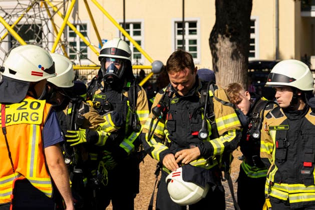 Großübung der Feuerwehr an der Marienschule in Dieburg Großübung der Feuerwehr unter realistischen Einsatzbedingungen an der Marienschule in Dieburg am 15. August 2026, simulierter Brand in der Grundschule in der Marienstraße, Alarmierung und Anfahrt der Einsatzkräfte unter Einsatzbedingungen, rund 50 beteiligte Einsatzkräfte nach Beobachtung vor Ort, mehrere Feuerwehr- und Einsatzfahrzeuge sowie eine Drehleiter im Einsatz, simulierte Menschenrettung aus dem Schulgebäude, Mitglieder der Jugendfeuerwehr als vermeintlich verletzte beziehungsweise zu rettende Personen, Rettung und Versorgung der simulierten Brandopfer, zwei Rettungswagen im Rahmen der Einsatzübung vor Ort, Zusammenarbeit von Feuerwehr und Rettungsdienst, Übung von Br