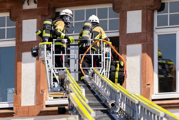 Großübung der Feuerwehr an der Marienschule in Dieburg Großübung der Feuerwehr unter realistischen Einsatzbedingungen an der Marienschule in Dieburg am 15. August 2026, simulierter Brand in der Grundschule in der Marienstraße, Alarmierung und Anfahrt der Einsatzkräfte unter Einsatzbedingungen, rund 50 beteiligte Einsatzkräfte nach Beobachtung vor Ort, mehrere Feuerwehr- und Einsatzfahrzeuge sowie eine Drehleiter im Einsatz, simulierte Menschenrettung aus dem Schulgebäude, Mitglieder der Jugendfeuerwehr als vermeintlich verletzte beziehungsweise zu rettende Personen, Rettung und Versorgung der simulierten Brandopfer, zwei Rettungswagen im Rahmen der Einsatzübung vor Ort, Zusammenarbeit von Feuerwehr und Rettungsdienst, Übung von Br