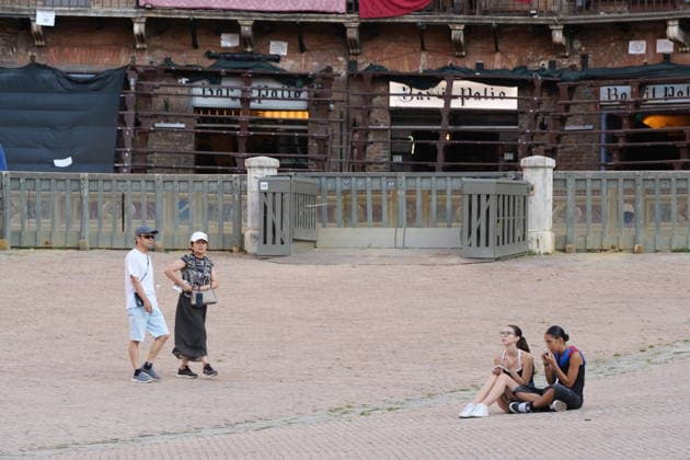 Costumed rehearsal the day before the August 2026 Palio di Siena Siena, Piazza del Campo August 15, 2026. The morning trial took place earlier today, featuring jockeys wearing the colors of the ten *Contrade* that will participate in the race on August 16. Siena Piazza Del Campo Toscana ITALIA Copyright: xSALVATORExDExROSAxSalvatorexDexRosax DSC01007