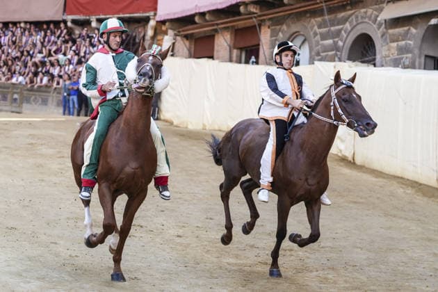 Costumed rehearsal the day before the August 2026 Palio di Siena Siena, Piazza del Campo August 15, 2026. The morning trial took place earlier today, featuring jockeys wearing the colors of the ten *Contrade* that will participate in the race on August 16. Siena Piazza Del Campo Toscana ITALIA Copyright: xSALVATORExDExROSAxSalvatorexDexRosax DSC01049_1