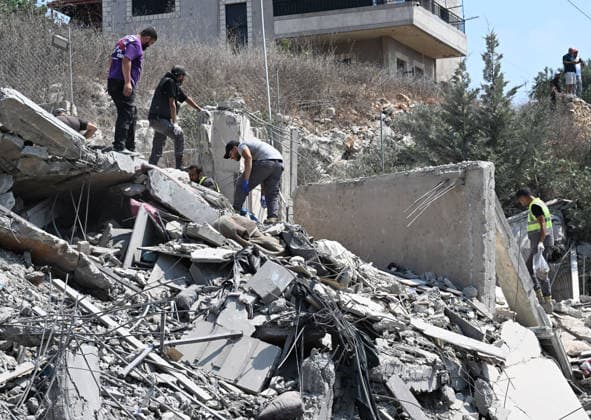 Israeli warplanes carried out airstrikes on towns in southern Lebanon despite the ceasefire NABATIEH GOVERNORATE, LEBANON - AUGUST 15: A general view of widespread destruction and piles of rubble following an Israeli airstrike on the town of Ansar in the Nabatieh Governorate, southern Lebanon, on August 15, 2026. At least seven people were killed and three others injured when an early morning air raid targeted a residential area, leaving severe structural damage across the neighborhood. Houssam Shbaro Anadolu Nabatieh Lebanon. Editorial use only. Please get in touch for any other usage.  Copyright: x2026xAnadoluxHoussamxShbarox