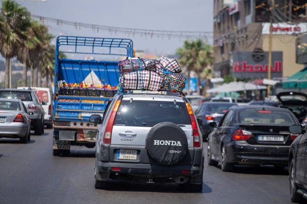 News Bilder des Tages Lebanese families flee north as Israeli strikes persist despite ceasefire SIDON, LEBANON - AUGUST 15: Traffic backs up along roads in Sidon, southern Lebanon, on August 15, 2026, as families flee their homes in vehicles following continued Israeli military strikes despite a ceasefire agreement. Displaced residents packed personal belongings into cars and trucks, creating major gridlock through the port city as they sought safety in regions further north. Mohammad Abushama Anadolu Sidon Lebanon. Editorial use only. Please get in touch for any other usage.  Copyright: x2026xAnadoluxMohammadxAbushamax