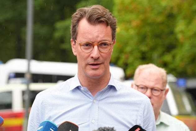 NRW Ministepraesident besucht Waldbrandgebiet in Huertenwald NRW Ministerpraesident Hendrik Wuest im Portrait beim Statement im Nachgang seines Besuches bei den Einsatzkraeften im Waldbrandgebiet, Huertgenwald, Statement;Portrait;, 15.08.2026 Huertgenwald NRW Deutschland *** NRW Minister-President Visits Wildfire Area in Huertenwald: A portrait of NRW Minister-President Hendrik Wuest as he makes a statement following his visit to emergency responders in the wildfire area in Huertenwald; Statement Portrait, August 15, 2026, Huertenwald, NRW, Germany