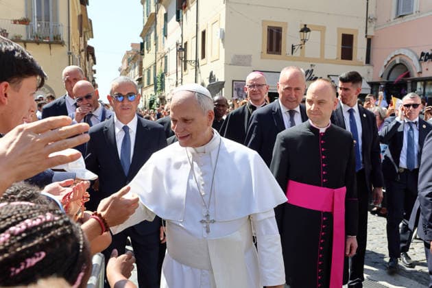 ITALY - POPE LEO XIV ARRIVES TO LEAD HOLY MASS FOR THE SOLEMNITY OF THE ASSUNTION OF THE BLESSED VIRGIN MARY IN THE PONTIFICAL PARISH OF ST THOMAS OF VILLANOVA IN THE PONTIFICAL SUMMER ESTATE OF CASTEL GANDOLGO - 2026 8 15 Italy, Castel Gandolfo , Vatican, 2026 8 15 Pope Leo XIV arrives to lead Holy Mass for the Solemnity of the Assumption of the Blessed Virgin Mary in the Parrocchia Pontificia di San Tommaso da Villanova (Pontifical Parish of St. Thomas of Villanova) in the pontifical summer estate of Castel Gandolfo, near Rome, Italy EDITORIAL USE ONLY - NO BOOKS Copyright: xG.galazkax POOL xCPPx