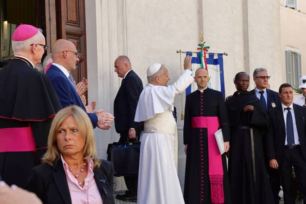 IPA87503574 - Italy, Castel Gandolfo, Vatican, August 15, 2026: Pope Leo XIV arrives to celebrate Holy Mass for the Solemnity of the Assumption of the Blessed Virgin Mary at the Pontifical Parish of St. Thomas of Villanova (Pontifical Parish of St. Thomas of Villanova) at the pontifical summer residence of Castel Gandolfo, near Rome, Italy. Photograph by G.galazka POOL Catholic Press Photo  Copyright: xG.galazkax POOL xCPPx xG.galazkax POOL xCPPx 87503574