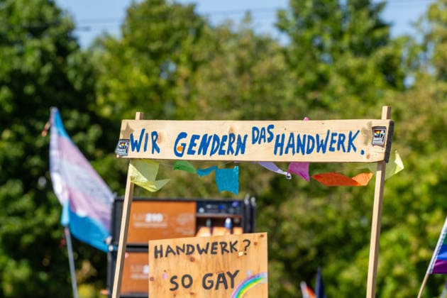 Plauen CSD Vogtland zieht durchs Stadtgebiet Demonstration für Vielfalt und gegen Diskriminierung Am Samstag fand in Plauen der fünfte Christopher Street Day (CSD) Vogtland statt. Unter dem Motto Liebe ist bunt! Wir sind das bunte Hinterland. versammelten sich die Teilnehmer ab 12:00 Uhr zunächst zu einer Auftaktkundgebung am Oberen Bahnhof. Zu Beginn wurde eine Schweigeminute zum Gedenken an die Opfer des Anschlags im Umfeld des Christopher Street Days in Berlin am 25. Juli abgehalten. Anschließend setzte sich gegen 12:30 Uhr der Demonstrationszug durch das Plauener Stadtgebiet in Bewegung. Nach Angaben der Organisatoren beteiligten sich rund 450 bis 500 Menschen an der Veranstaltung. Mit dem CSD wollten die Veransta Copyright: xEHLxMediax 20260815_csd-plauen-2026_14