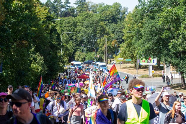 Plauen CSD Vogtland zieht durchs Stadtgebiet Demonstration für Vielfalt und gegen Diskriminierung Am Samstag fand in Plauen der fünfte Christopher Street Day (CSD) Vogtland statt. Unter dem Motto Liebe ist bunt! Wir sind das bunte Hinterland. versammelten sich die Teilnehmer ab 12:00 Uhr zunächst zu einer Auftaktkundgebung am Oberen Bahnhof. Zu Beginn wurde eine Schweigeminute zum Gedenken an die Opfer des Anschlags im Umfeld des Christopher Street Days in Berlin am 25. Juli abgehalten. Anschließend setzte sich gegen 12:30 Uhr der Demonstrationszug durch das Plauener Stadtgebiet in Bewegung. Nach Angaben der Organisatoren beteiligten sich rund 450 bis 500 Menschen an der Veranstaltung. Mit dem CSD wollten die Veransta Copyright: xEHLxMediax 20260815_csd-plauen-2026_19